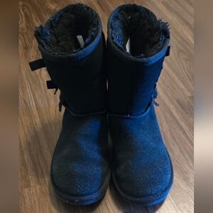 Koolaburra by UGG Girls' Victoria Short Fashion Boot, Black, 3 Youth US Big Kid